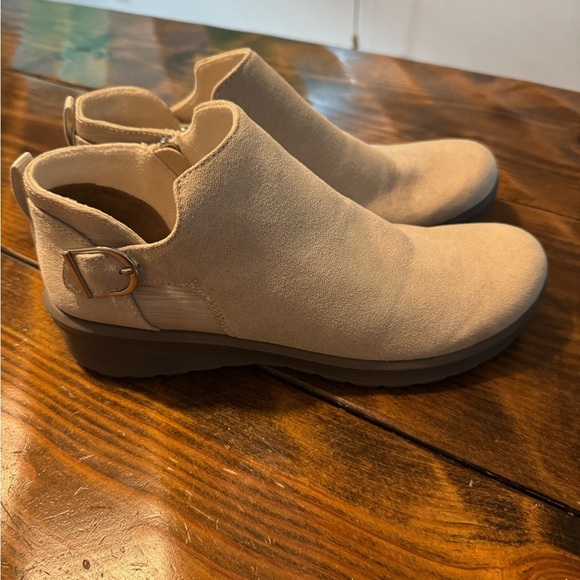 BZEES Genie Comfort Cozy Almond Color low Booties Women’s Size 9 - Picture 1 of 8